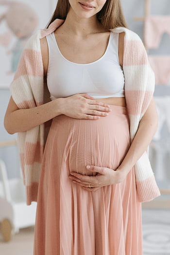 těhotná žena, dítě narazit, tření břicha, milovat, očekávání, útulný pokoj, mateřství, těhotenství, jemný dotek, nastávající matka