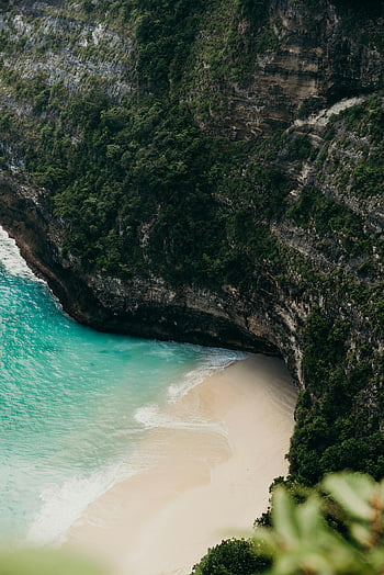 bali beach, Cliffside Beach, tyrkysové vody, svěží zeleň, tropické cestování, bílé písčité pláže, horský výhled, bali cestování, Inspirace na pláži, tropický ráj, bali krajina