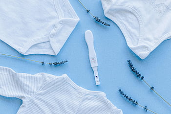 VISTITI da bambino, Test di gravidanza positivo, sfondo blu, distesa piatta, baby sitter, Annuncio di gravidanza, baby shower, articoli per bambini, lavanda, abbigliamento per bambini, Accessori per bambini