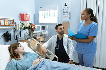medico, paziente, infermiera, stanza d'ospedale, discussione medica, piano di trattamento, operatori sanitari, attrezzatura medica, cura del paziente, letto d'ospedale, consulto medico