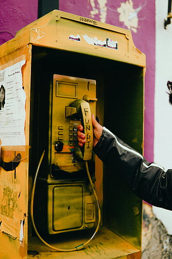 telefonní automat, Retro telefonní buňka, městském prostředí, graffiti, ruka držící přijímač, žlutá telefonní budka, detail, městské prostředí, vinobraní telefon, veřejný telefon, pouliční umění