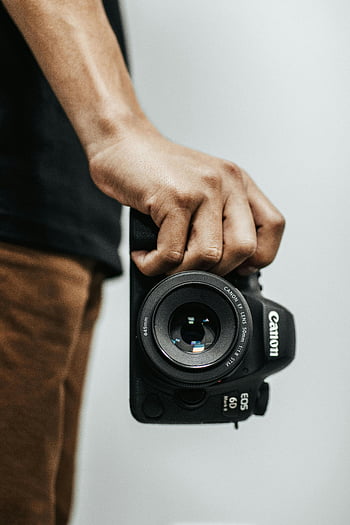 캐논 에오스 6d, DSLR 카메라, 사진 개념, 근접 촬영, 손을 잡고 카메라, 캐논 카메라, 50mm 렌즈, 검은 색 카메라, 사진 작가, 사진 장비, 카메라 그립