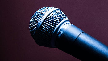 Shure SM58, czarny mikrofon dynamiczny, zbliżenie, niebieskie oświetlenie, efekt artystyczny, Szczegóły mikrofonu, Mikrofon Shure, Mikrofon SM58, sprzęt audio, mikrofon studyjny, mikrofon wokalny
