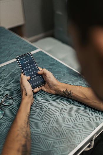 muž, chytrý telefon, CHATGPT, aplikace, technologie, každodenní život, interakce, mobilní zařízení, ai, sdělení, lůžko