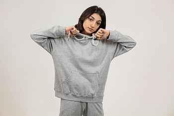 giovane donna, felpa grigia con cappuccio, impostazione in studio, in posa, Abbigliamento casual, fotografia al coperto, foto di moda, Stile casual, ritratto in studio, donna in felpa con cappuccio, Spacca grigia