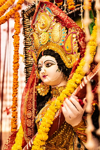 dewa hindu, Durga Idol, festival india, Durga tradisional, Idol yang dihiasi, perayaan festival, foto close-up, karangan bunga, perhiasan emas, pakaian merah, Perayaan Budaya
