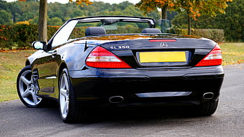 Schwarzer Mercedes-Benz SL 350, Cabrio, Coupe, elegant, im Freien geparkt, lebendiger Herbsttag, Rückansicht, Luxusauto, Herbsteinstellung, elegantes Design, Mercedes-Benz SL