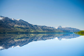 montagne, lago calmo, chiaro cielo blu, bellezza naturale, vista panoramica, riflessione di montagna, paesaggio sereno, scena tranquilla, scenario all'aperto, vista alpina, ambiente pacifico