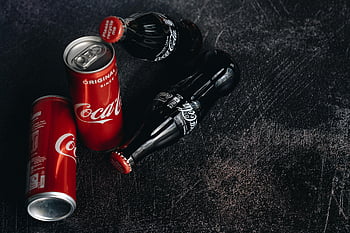 coca-cola, Konzervált italok, üveg italok, alkoholmentes italok, közeli fotó, textúrázott háttérre, klasszikus italok, válogatott italok, sötét háttér előtt, Coca-Cola kannák, coca-cola palackok