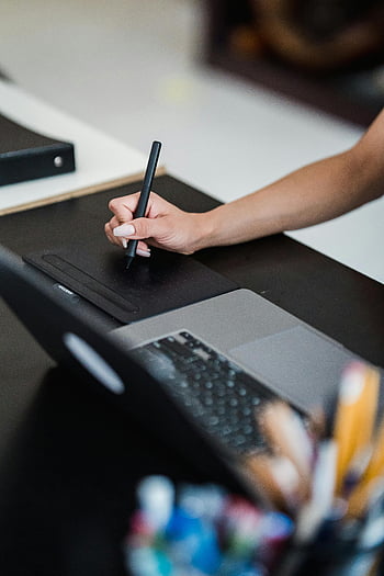 grafik tasarımcısı, grafik tablet, dizüstü, siyah masa, ofis, dijital sanat, yaratıcı çalışma alanı, çizim tableti, çalışma alanı, profesyonel kurulum, dijital illüstrasyon