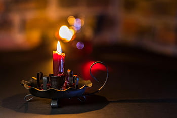 candela, candela accesa, candela rossa, portaoggetti decorativo in metallo, sfondo scuro, illuminazione dell'ambiente, colpo del primo piano, porta candele, illuminazione calda, illuminazione interna, Atmosfera festosa