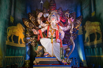 Mumbai Ganesh Chaturthi, Lord Ganesha Idol, složitě navržený, Festival Ganesh Chaturthi, Bombaj Indie, Náboženský festival, Kulturní oslava, hinduistické božstvo, tradiční umění, displej festivalu, duchovní událost