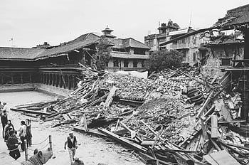 Erdbeben nach Folgen, Graustufenbild, Bhaktapur Nepal, Zerstörte Gebäude, Trümmer, einfarbiges Foto, Naturkatastrophe, zusammengebrochene Strukturen, Katastrophenhilfe, Post-Earthbque-Szene, Schutthaufen