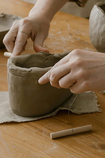 hrnčířství, hlinkou tvaru rukou, sochařské nástroje, dílna, detail, hliněná keramika, řemeslné práce, keramické umění, ruční, hrnčířovy ruce, tvůrčí proces
