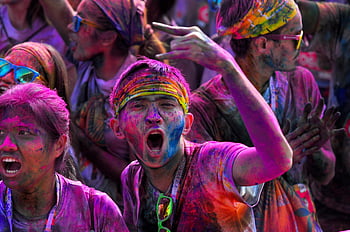 Farbpulver, Holi Festival, Freude Teilnehmer, Lebhafte Versammlung, farbenfrohe Feier, Fest der Farben, Menschen, die in Farbe bedeckt sind, lebendiges Festival, kulturelle Veranstaltung, Festliche Atmosphäre, farbenfrohe Gesichter