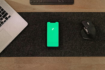 Nowoczesne miejsce robocze, smartfon, laptop, mysz, drewniane biurko, płaski układ, Wydajny obszar roboczy, minimalistyczny design, Konfiguracja technologii, biurko, stanowisko pracy