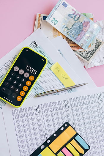 dokumen pajak, mata uang, Kalkulator Smartphone, latar belakang merah muda, perencanaan keuangan, manajemen uang, formulir pajak, catatan tempel, pena, Catatan Keuangan, alat penganggaran
