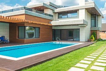 moderní dům, plavecký bazén, zelená zahrada, relaxace, Prostorný bazén, moderní design, venkovní bydlení, luxusní dům, architektonický design, Na dvoře oáza, moderní architektura
