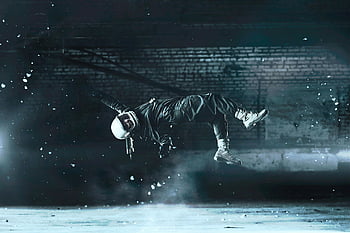 kosmonaut, plovoucí, spoře osvětlené, vnitřní prostor, umělecká móda, Bílá helma s celoobličejem, motocyklová helma, muž na sobě helmu, breakdance, Umělecké představení, Vnitřní výkon