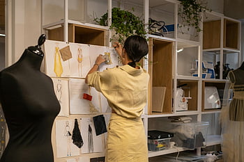 mode designer, humör bräda, Tygprover, skisser, verkstad, arrangera, kvinna som fästs, provtyger, konstruktionsprocess, kreativt utrymme, mannekäng