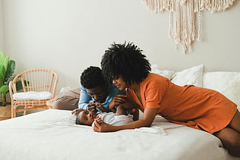 afroamerické rodiny, Skvělý okamžik, péče o dítě, Útulná ložnice, milující rodiče, rodinné lepení, dítě na posteli, Afroameričtí rodiče, rodinného času, Navrhová péče, Nastavení ložnice