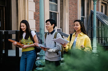 College Studenten, Verschiedene Gruppen, im Freien gehen, lächelnd, Notizbücher tragen, Rucksäcke tragen, Freunde reden, Outdoor-Szene, Freizeitkleidung, Bildungsumgebung, Studentenleben