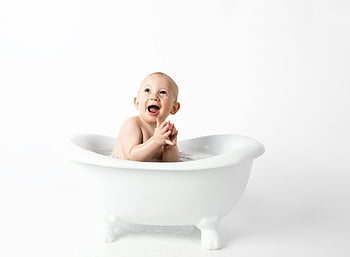 赤ちゃん、 バスタブ、 水、 笑い、 拍手、 可愛い、 白色の背景、 幼児、 入浴時間、 遊び心のある、 可愛らしい