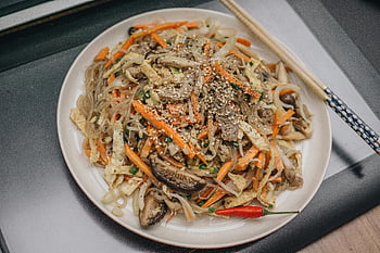 stegte nudler, grøntsager, stir-fried, farverig, sesamfrø, chili, spisepinde, noodle skål, asiatisk køkken, garneret, sundt måltid