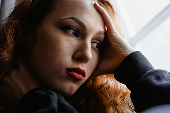 žena, hluboké myšlenky, zamyšlený, detailní portrét, zírat z okna, odráží emoce, rozjímavý, ohleduplný, krytý, zrzavé vlasy, pihy