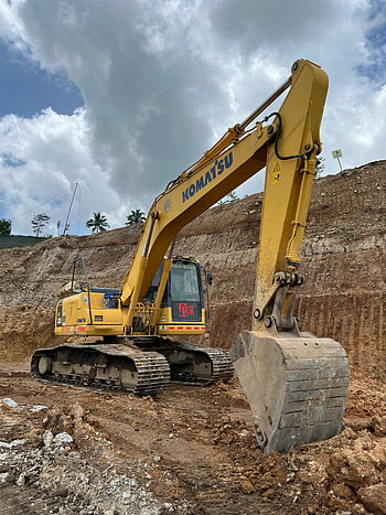Excavateur de Komatsu, chantier de construction, surakarta, java central, ciel nuageux, machinerie lourde, engins de terrassement, pelle jaune, les travaux de construction, construction extérieure, équipement industriel