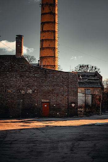 centrale elettrica gialla, fabbrica di mattoni stagionati, camini torreggianti, storia industriale, Vista nostalgica, fabbrica abbandonata, edificio in mattoni, architettura industriale, esterno di fabbrica, illuminazione del tramonto, degrado urbano