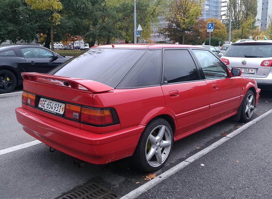 honda, koncert, červené auto, zaparkované auto, zpětný pohled, hatchback, poznávací značka, stříbrné ráfky, parkoviště, stromy, budov