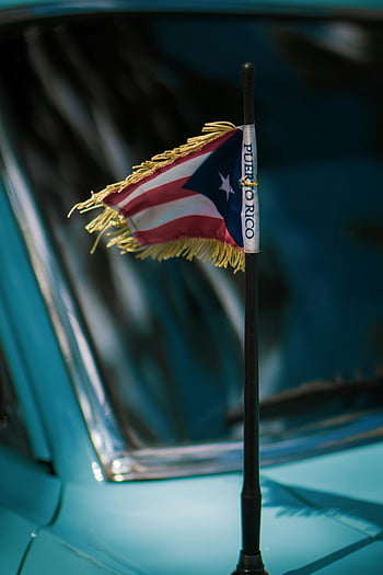 Puerto Rican lippu, vintage sininen auto, lähikuva, Puerto Rico, lippu ripustettu, auton lippu, vintage-auto, sininen auto, lipputanko, auton koristelu, Puerto Rican kulttuuri