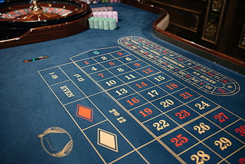 ruletový stůl, Nastavení kasina, čísla tabulek, Hraní s vysokými sázkami, Luxusní kasino, kasino ruleta, Herní relace, Kasino stůl, Čísla rulety, Kasino prostředí, Kasino hry