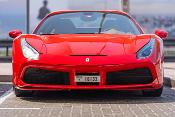 roter Ferrari, geparktes Auto, Dubai-Straße, Vorderansicht, Schlanker Sportwagen, roter Sportwagen, Ferrari Sportwagen, Parken in Dubai, Luxusauto, High-End-Fahrzeug, rotes Ferrari-Auto
