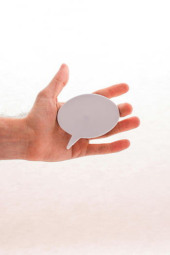 mano che tiene il fumetto, fumetto vuoto, concetti creativi, mockup, mano in primo piano, sfondo bianco, simbolo di comunicazione, design minimalista, Comunicazione visiva, gesti con le mani