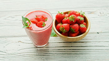 epres smoothie, közeli felvétel, Finom turmix, friss eper, faasztal, üdítő turmix, tál eper, egészséges ital, gyümölcs turmix, menta körettel, turmixpohár