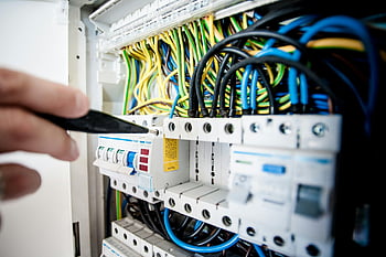 elektrikář, upevnění, Otevřený rozvaděč, Panel jističe, Barevné dráty, Bezpečné elektrické připojení, Elektrická práce, elektrický panel, elektrické vedení, Elektrická oprava, elektrická instalace