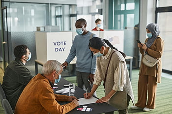 Delegacia de votação, dia de eleição, Grupo diverso, Votação de adultos, votação interna, Protocolos de segurança, máscaras, Sinal de dia de voto, Assembleia de voto, Registro de eleitores, processo eleitoral