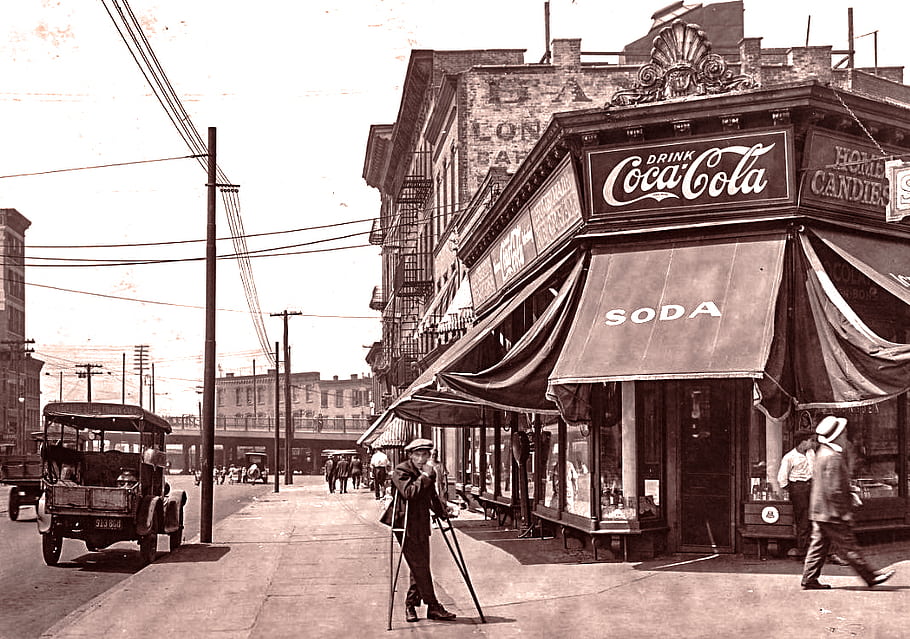 4th Street, Jackson Avenue, cidade de ilha longa, 1922, loja de esquina, 59th Street Bridge, Coca Cola, loja de doces, Homem de muletas, Great War Casualty, foto do vintage
