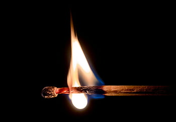 beleuchteter Streichholz, Makroaufnahme, einzelnes Streichholz, Flammen, schwarzer Hintergrund, Atemberaubendes Foto, Feuer, Streichholzfeuer, Nahaufnahmen, dunkler Hintergrund, Brennen Streichholz