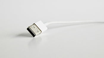 weißes usb kabel, Nahaufnahmefoto, Technologieprojekte, detailliertes Bild, USB-Anschluss, weißes Kabel, Tech -Zubehör, elektronische Geräte, Datentransfer, Aufladekabel, Computerperipheriegeräte
