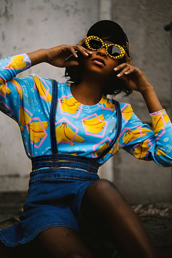 žena, žluté sluneční brýle, Stylová černá žena, Barevné streetwear, městské módy, důvěra, pouliční styl, módní fotografie, džínové sukně, banánový tisk, představují