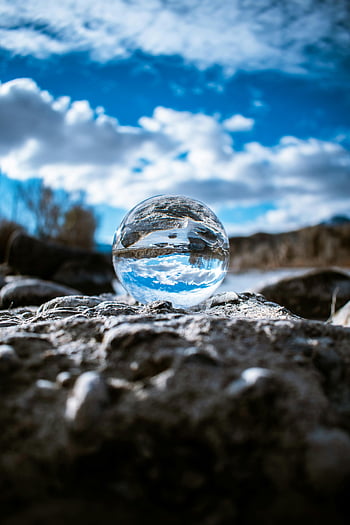 lensball, grå sten, krystalkugle, himmel refleksion, skyer refleksion, Fascinerende scene, hårdt terræn, udendørs fotografering, naturfotografering, glas kugle, landskabsfotografering