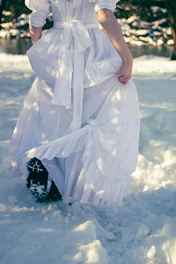 hvid kjole, sne vinter, elegant kjole, vinter scene, person walking, sne dækket, Serene scene, vinter mode, vinterlandskab, sne gåtur