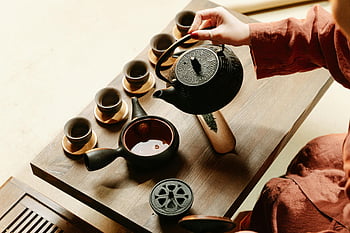 Traditionel tekande, kvinde hånd, te ceremoni, Håndlavet tekande, hælde te, træbakke, te kopper, Traditionel te, Te sæt, teforberedelse, kulturel te
