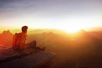 Uomo seduto al limite, vista del tramonto, scogliera rocciosa, Hampi India, tramonto mozzafiato, Uomo che si gode il tramonto, avventura all'aria aperta, fotografia di viaggio, paesaggio naturale, vista panoramica, Viaggio di backpacker