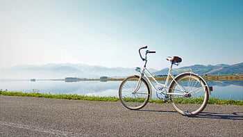 Bike per pendolari grigi, Parcheggiato su strada, Lakeside Road, vista sulle montagne, cielo sereno, bicicletta d'epoca, Accanto al mare, scenario all'aperto, vista panoramica, bici da strada, sfondo della natura