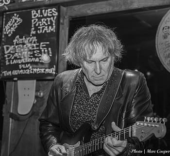 bluesman, Tom Gramlich, Maui Sugar Mill Saloon, Černý a bílý, kytara, hudebník, živá hudba, portrét, bar, San Fernando Valley, atrakce