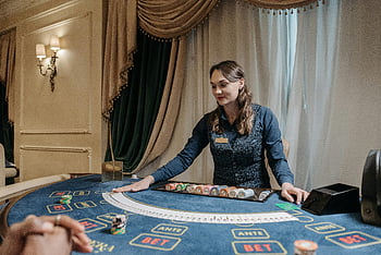 Prodejce kasina, správa karet, elegantní prostředí pro hazardní hry, pokerový stůl, bramborové hranolky, krupiér karet, hazardních her, Nastavení kasina, pokerová hra, Elegantní kasino, pokerové žetony
